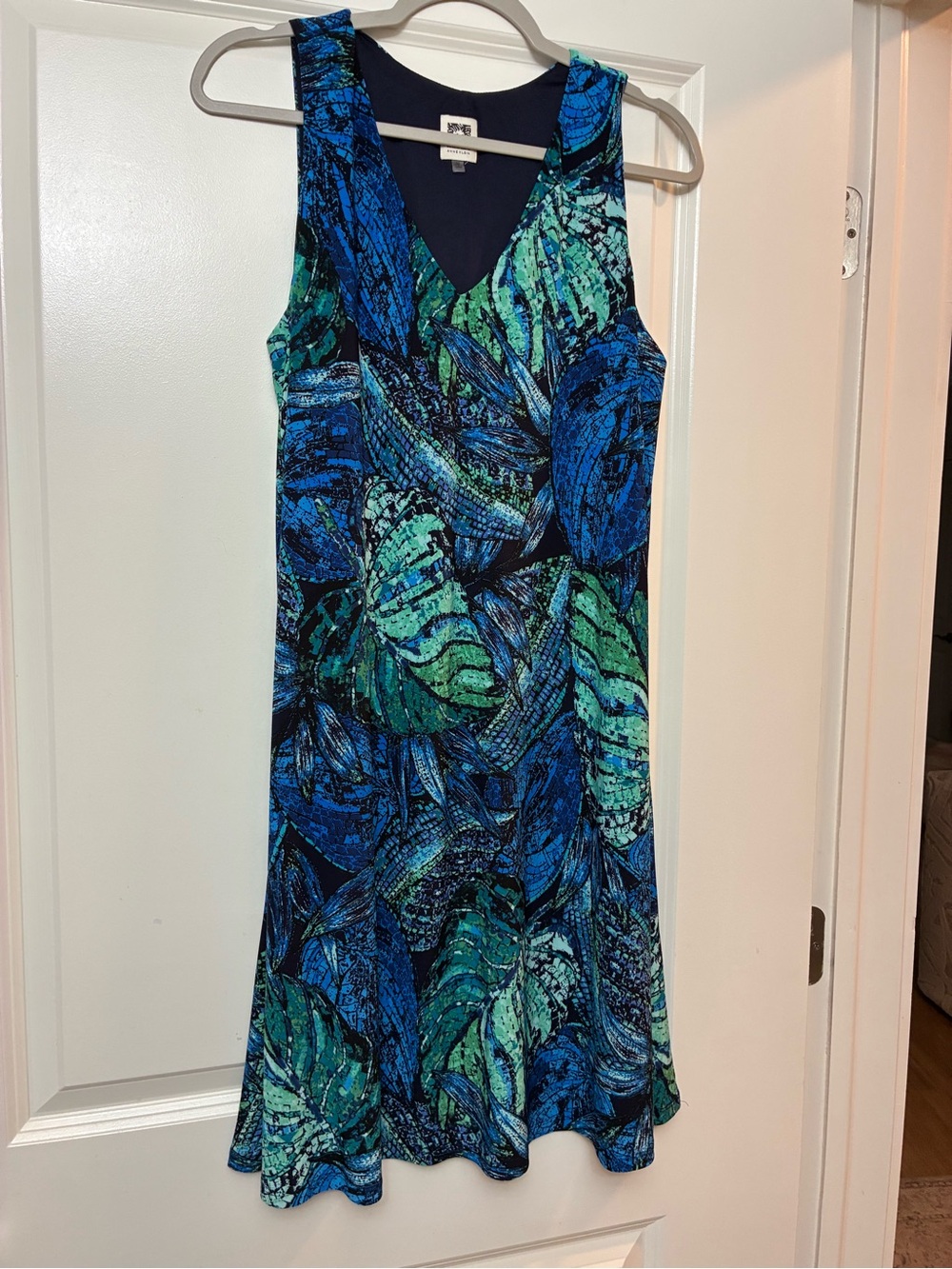 EUC ⭐️ Worn once Anne Klein Blue & Green Tropical Leaf V-Neck Dress